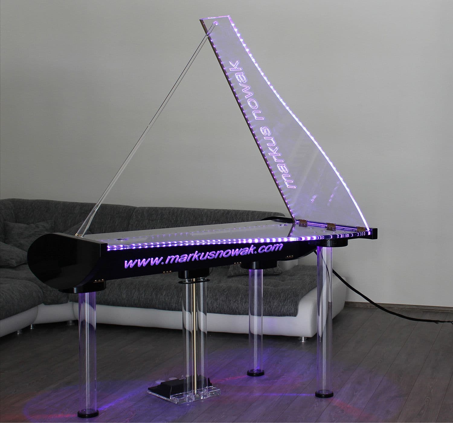 Flügel aus Plexiglas mit LED Beleuchtung Piano
