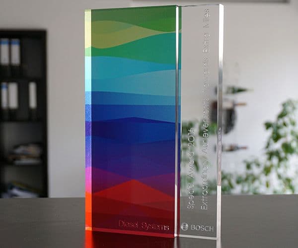 Plexiglas Award, CNC-gefräst und graviert mit farbiger Bedruckung.