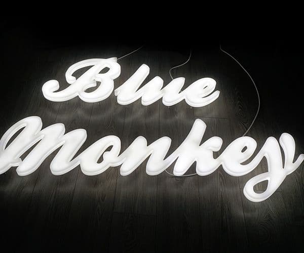 Leuchtwerbeschrift aus massivem Plexiglas