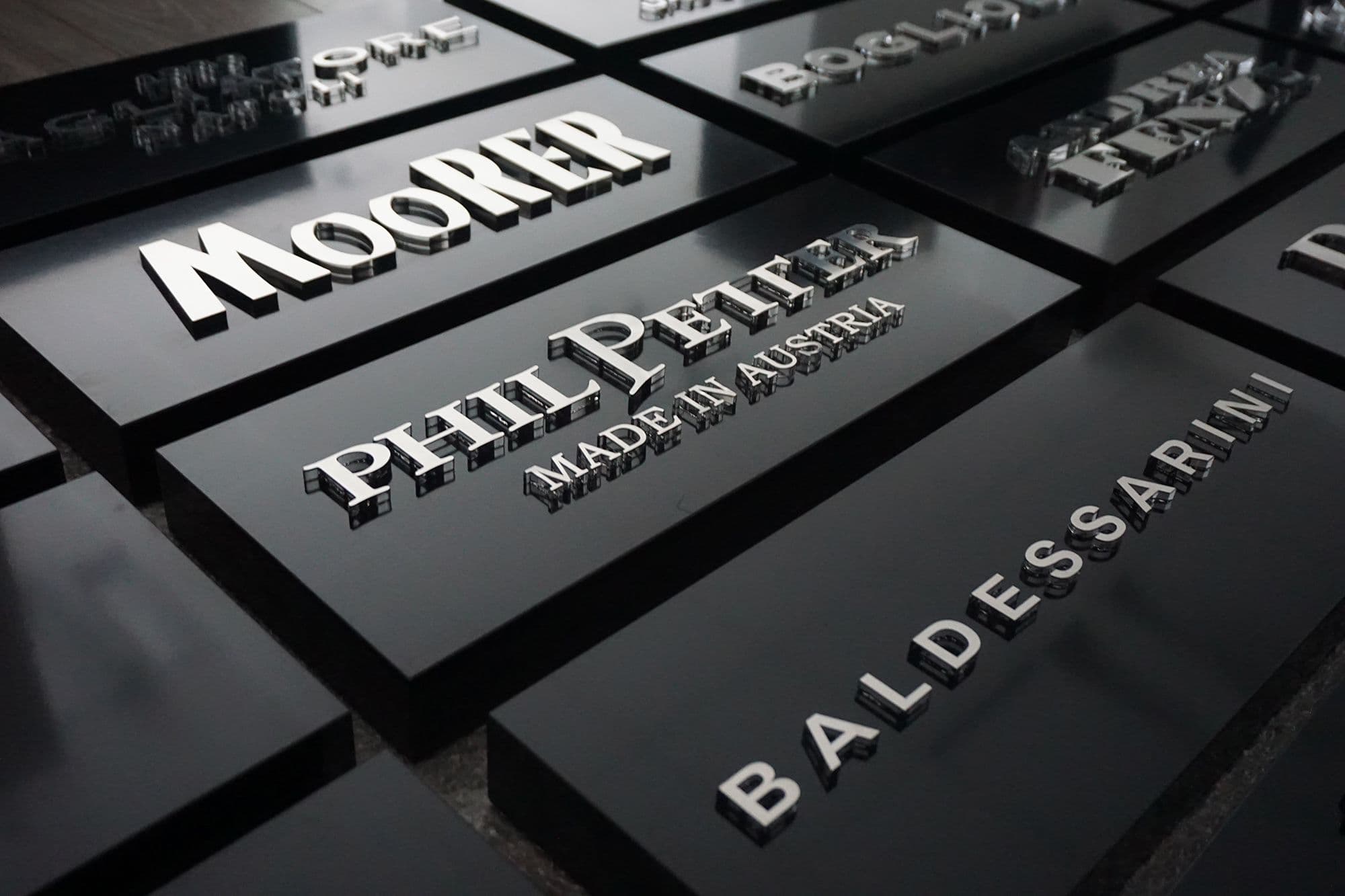 Markenlogos 3D-Buchstaben Plexiglas mit Edelstahl Ladenbau